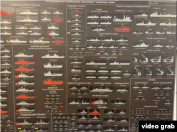 Фотография картины в кабинете Алексея Неижпапы с картой уничтоженных и поврежденных российских кораблей в Черном море