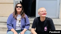 მარიამ სიჭინავა და კერენ ესებუა ზუგდიდის სასამართლოსთან 