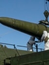Российские военные загружают ракету "Искандер" на мобильную пусковую установку во время учений, 2024 год