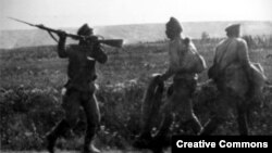 Русский солдат, верный присяге, пытается остановить своих товарищей-дезертиров. Юго-Западный фронт, 1917 год