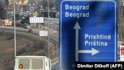 Politički zvaničnici sa Kosova i iz Srbije se u poslednjih dvadesetak dana međusobno optužuju za "laži" i "širenje dezinformacija", dok se javnost u obe zemlje upozorava da upravo "ona druga strana" krši Briselski sporazum.