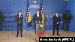 Predsjedavajući Vijeća ministara BiH Zoran Tegeltija (u sredini), Fadil Novalić (desno), primijer Federacije BiH, Premijer Republike Srpske (RS) Radovan Višković, 2. septembar, 2020. 