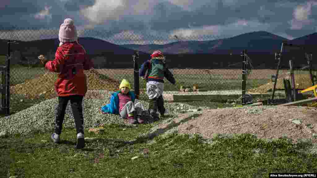 Дети признанного правозащитниками политзаключенным крымского татарина Руслана Зейтуллаева играют во дворе их недостроенного дома, Байдарская долина, 18 марта 2017 г. Руслан Зейтуллаев был приговорен по подозрению в причастности к запрещенной в России мусульманской организации «Хизб ут-Тахрир» к 17 годам заключения. По данным Крымскотатарского ресурсного центра, за почти 10 лет со времени аннексии Крыма зафиксировано более 300 политически мотивированных заключений. Более 200 политзаключенных – представители крымскотатарского народа. Фото Алины Смутко