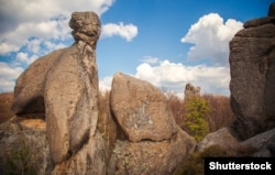 Скелі Довбуша – скельно-печерний комплекс, унікальна пам'ятка історії та природи. Розташована за 3 км від села Бубнища (Івано-Франківська область). За переказами, у XVII–XVIII століттях тут таборували опришки, які використовували печери як сховище