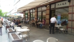 "Socijalna distanca smanjena je sa dva metra na neko odstojanje od metar i po, a sve ovo ostalo je, naravno i do samih gostiju", kaže ugostitelj Nemanja (fotografija: Banjaluka, 11. maj 2020)