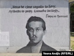 'U tim razmišljanjima različitih tipova elita bio je potreban samo jedan zajednički proces koji će učiniti sve njih - i Srbe u Srbiji i Srbe u Habsburškoj monarhiji i jugoslovenske narode - delom istog procesa, koji počinje pucnjima Gavrila Principa.' (na fotografiji grafit u Beogradu)