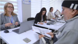 O persoană depune actele pentru compensații la căldură într-un centru organizat suplimentar în incinta primăriei Ungheni pentru a face față numărului sporit de solicitări, noiembrie 2024.