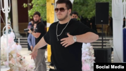 Адам Кадиров танцює на своєму весіллі із золотим пістолетом на поясі і годинником за 7 мільйонів доларів на руці