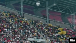 Navijači fudbalskog kluba Škendija skandiraju "Ilirida" i "Velika Albanija" na međunarodnoj utakmici sa Karabahom u Skoplju, 5. augusta 2025.