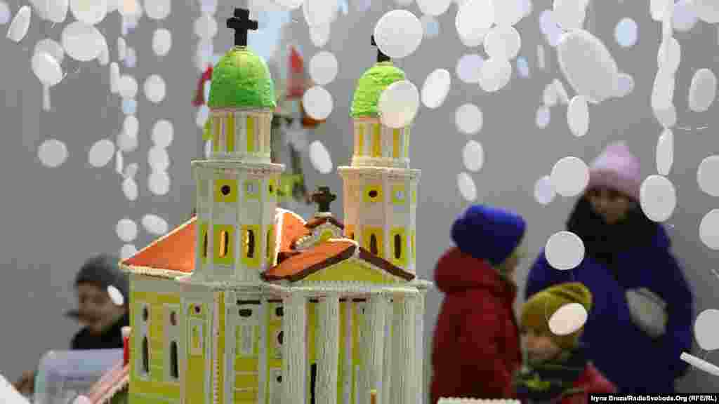 Найгарнішим виробом на фестивалі визнали пряниковий Кафедральний собор. Він став і найдорожчим лотом –1000 гривень