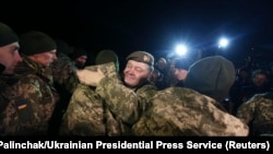 Президент Украины Пётр Порошенко приветствует украинских граждан, освобожденных сепаратистами