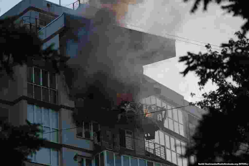 Neboder u Kijevu gori ujutro 17. juna nakon vala ruskih napada na Ukrajinu.
