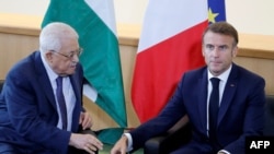 Francuski predsjednik Emmanuel Macron (desno) i palestinski predsjednik Mahmoud Abbas na marginama 79. zasjedanja Generalne skupštine UN-a, New Yorku, 25. septembra 2024.