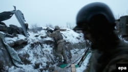 Украинские военные возле деревни Луганское Донецкой области (архивное фото)