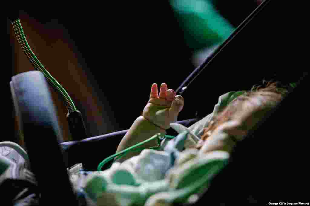 Faţă de anul 2019, în 2020 s-au înregistrat în România cu 24.500 mai puţini născuţi-vii. În comparație cu anul 2000, au fost cu 55.912 mai puțini copii.