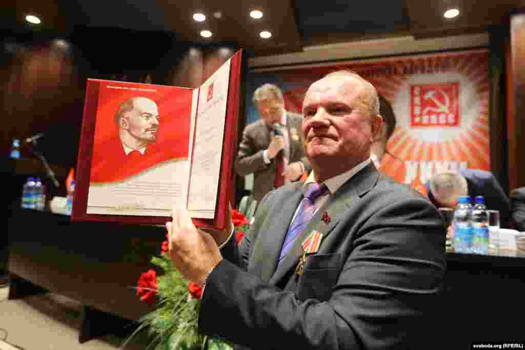 Геннадий Зюганов показывает грамоту Николая Слюнькова