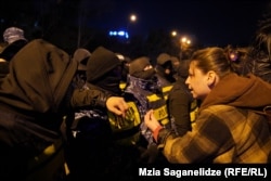 მოქალაქეები და პოლიციელები ერთმანეთის პირისპირ 2 თებერვლის აქციაზე თბილისის შემოსასვლელთან