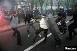 პრორუსული და პროუკრაინული აქციის მონაწილეების დაპირისპირება, 28 აპრილი, 2014 წელი.