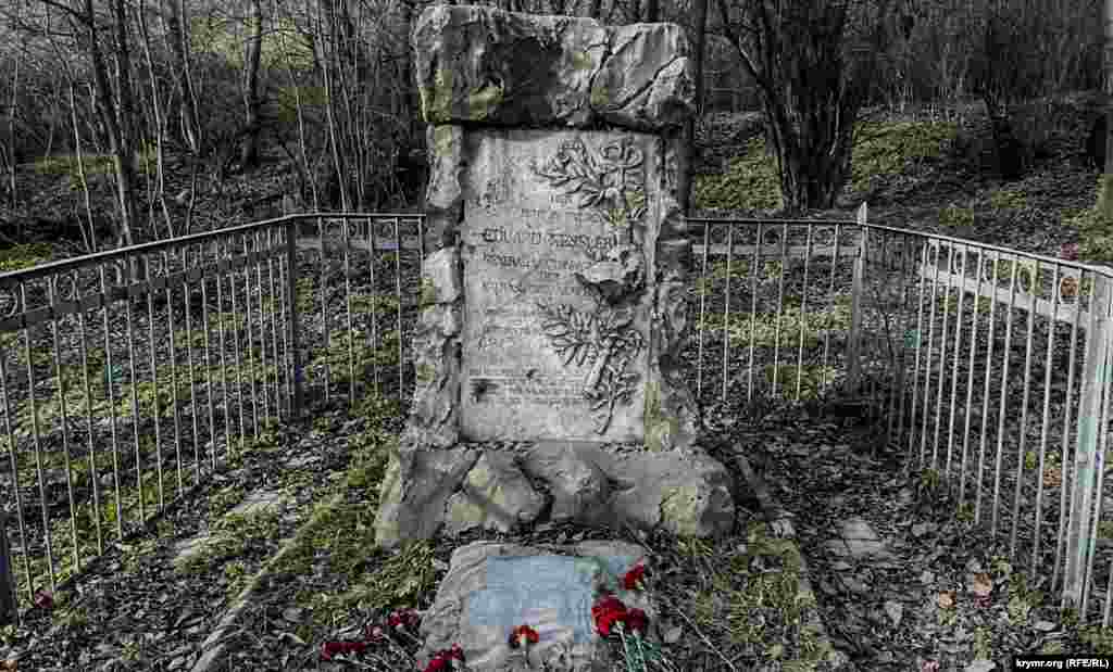 Хозяин исторической усадьбы российский генерал-лейтенант немецкого происхождения Эдуард Кесслер  (он ее построил вместе с братом Карлом в 60-х годах XIX столетия) похоронен в 1878 году неподалеку, на нынешней улице Учительской, что ведет к Лозовской спецшколе-интернату