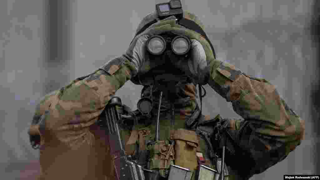 Poljski vojnik gleda kroz dvogled tokom patrole na granici zemlje sa Belorusijom.