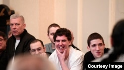 ბრალდებულები ირაკლი მიმინოშვილი, გიორგი გორგაძე, ზვიად ცეცხლაძე და ნიკოლოზ ჯავახიშვილი მოწმის დაკითხვას ფეხზე მდგომები უსმენენ და როცა ხმა გარკვევით არ ისმის, მოწმეს მოუწოდებენ, ხმამაღლა ისაუბროს.