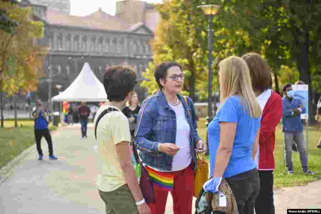 Od zvaničnika Srbije Prajdu su prisustvovale ministarka za ljudska i manjinska prava Gordana Čomić (na fotografiji) i Poverenica za zaštitu ravnopravnosti Brankica Janković, a bili su prisutni i ambasador Sjedinjenih Američkih Država Entoni Godfri i brojni ambasadori država Evropske unije.