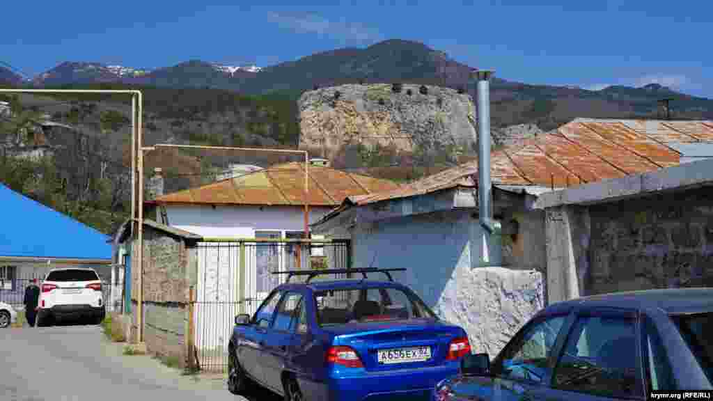 Вид на Красный Камень с улицы Центральная в селе Краснокаменка (Кызыл-Таш). На этой улице сохранился дом, в котором родился Джафер Сайдамет (1889-1960) – выдающийся крымскотатарский общественный и политический деятель, писатель, публицист, один из организаторов I Курултая крымскотатарского народа