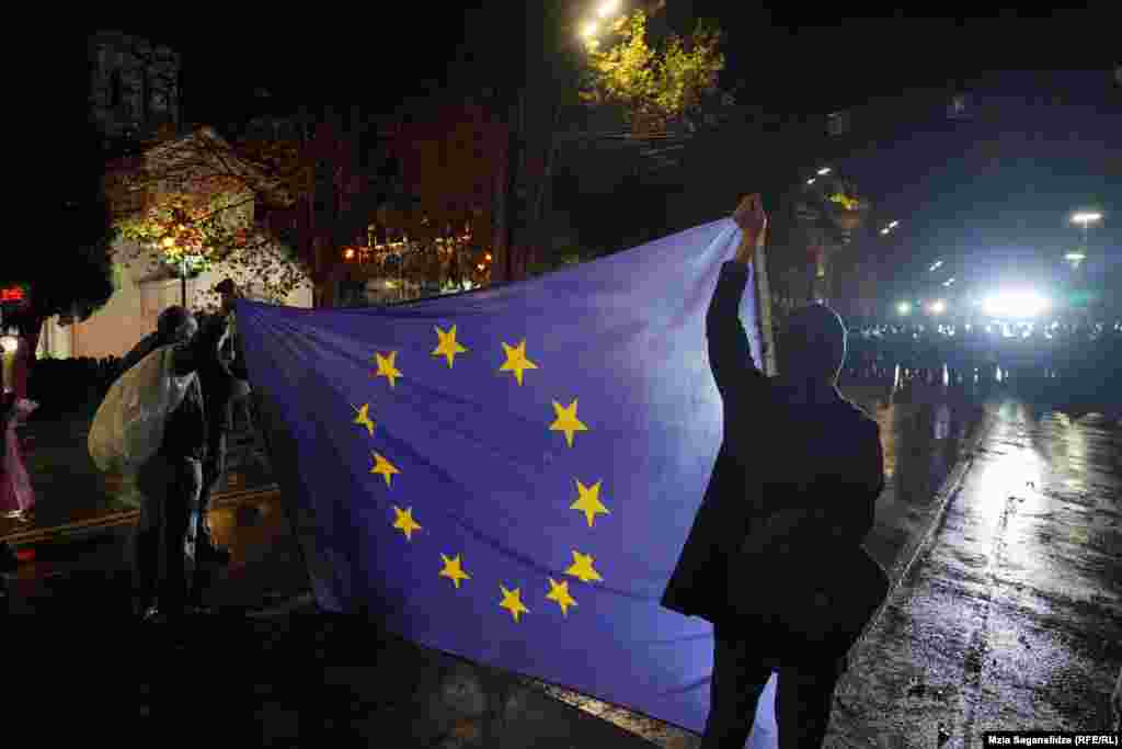 28 ნოემბერს საქართველოში დაიწყო მასობრივი გამოსვლები ევროინტეგრაციის მხარდასაჭერად. ათასობით ადამიანი ქუჩაში მას შემდეგ გამოვიდა, რაც „ქართული ოცნების“ მთავრობამ განაცხადა, რომ უარს ამბობს 2028 წლის ბოლომდე ევროკავშირთან მოლაპარაკების გახსნაზე. 