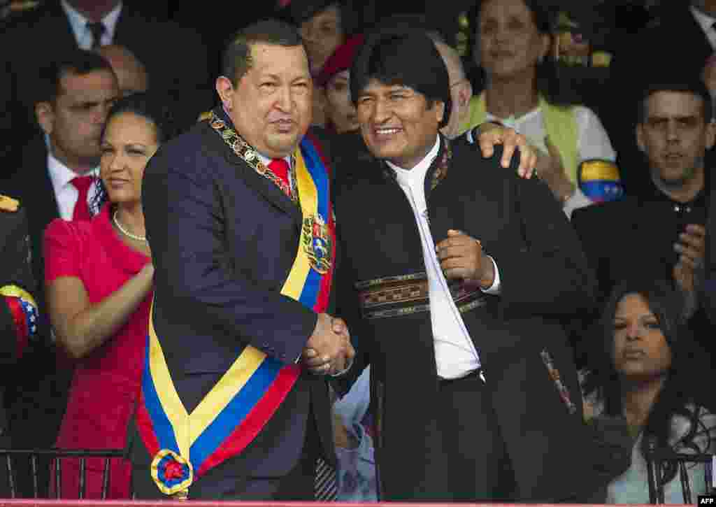 Чавеса вітає його болівійський колега Ево Моралес (праворуч) під час військового параду з нагоди 20-ї річниці невдалого заколоту Чавеса проти тодішньої влади Венесуели. Фото з лютого 2012 року.