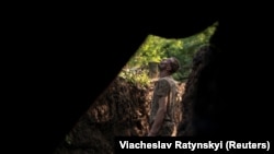 Собеседники рассказали, что первой линией обороны должна стать демилитаризованная зона на границе, возможно, под контролем миротворцев из третьей страны по согласованию с Киевом и Москвой