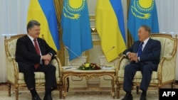 Президент України Петро Порошенко (ліворуч) та президент Казахстану Нурсултан Назарбаєв під час зустрічі в Астані. 9 жовтня 2015 року