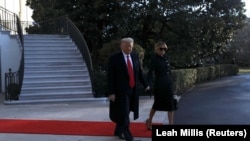 'Verujem da će Donald Tramp i dalje imati uticaj i da će se njegov glas čuti, ali ne mislim da će on odrediti budućnost Republikanske partije. To će biti na samim republikancima', ocenuje Levi (na fotografiji Tramp sa suprugom napušta Belu kuću)