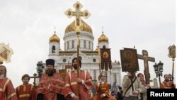 Ruska crkva je u nekoliko navrata rukopoložila (hirotonisala) crnogorske vladike (Fotografija: vernici ispred Katedrale hrista spasioca, sedišta Ruske patrijaršije