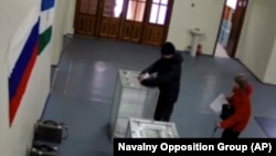 Кадр видеотрансляции с избирательного участка в 2018 году