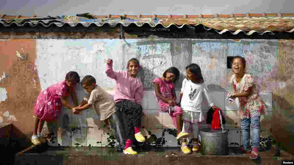 CG - Romi izbjegli sa Kosova, Podgorica, 13. oktobar 2012. Foto: REUTERS / Marko Djurica