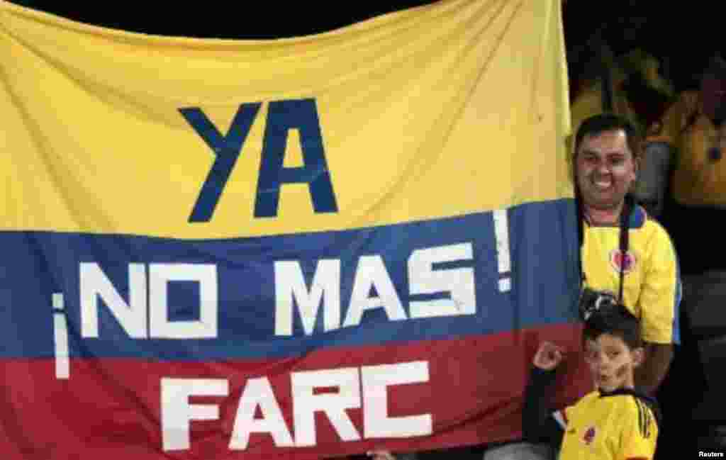 Футбольные болельщики в Боготе с лозунгом "Больше никакой ФАРК".