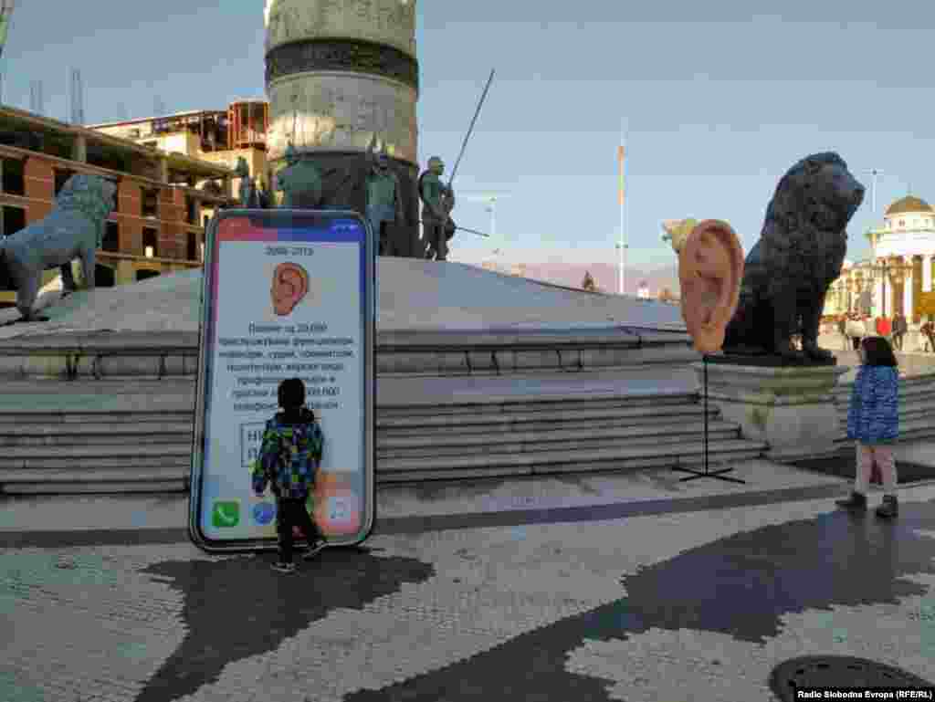 "Veliko uho" pored spomenika Aleksandra Makedonskog u centru Skoplja. Podsećanje SDSM na aferu prisluškivanje, te optužbe da je nekadašnja vlast prisluškivala više od 20.000 ljudi.