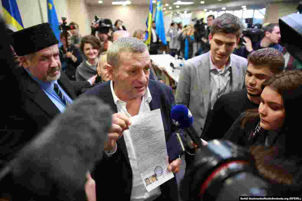 Один из лидеров крымскотатарского народа Ахтем Чийгоз после прибытия в Киев 