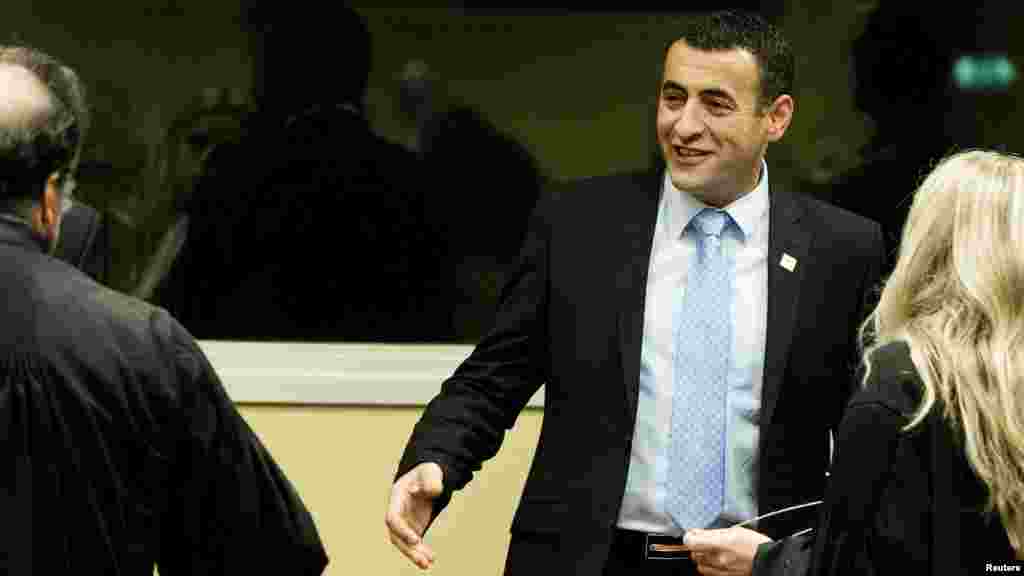 Haški tribunal - Lahi Brahimaj nakon presude, 29. novembar 2012. Foto: REUTERS / Koen van Weel