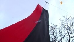 «Правий сектор» будує штаб навпроти Полтавської ОДА (відео) «Правий сектор» будує штаб навпроти Полтавської ОДА (відео)