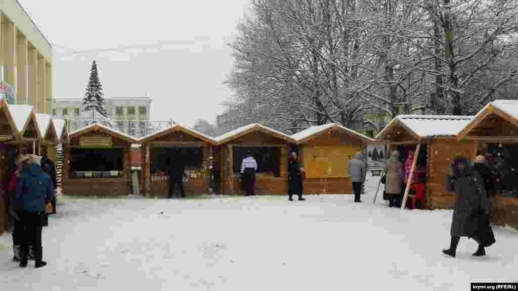 Біля Академічного музичного театру відкрили новорічний ярмарок