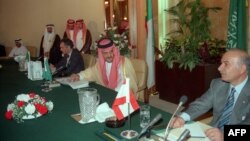 Liban, Saudijska Arabija i Alžir raspravljaju o povelji nacionalnog pomirenja, ono što će kasnije postati Taifski sporazum, 30. septembra 1989.