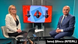 Predsjednik Rumunije Ilie Bolojan (desno) u redakciji RSE u Bukureštu 12. maja tokom intervjua uoči drugog kruga izbora.