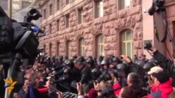 Опозиція штурмує Київраду Опозиція штурмує Київраду