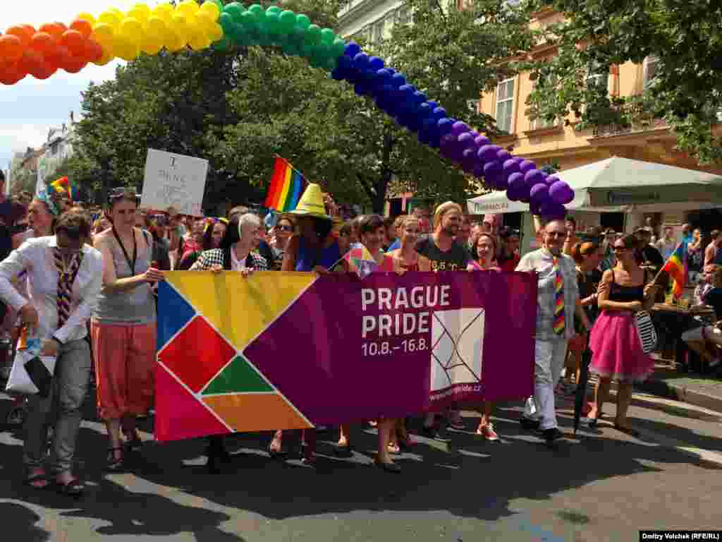 Во главе шествия - не только ЛГБТ-активисты, но и чешские политики, в том числе мэр Праги Адриана Крначова