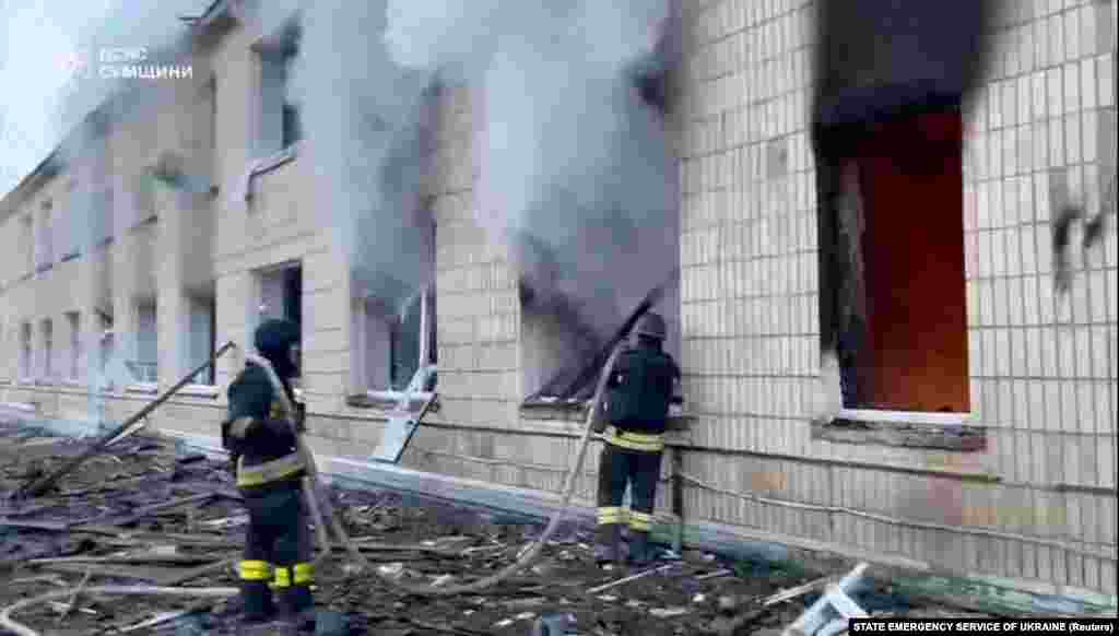 Vatrogasci 19. marta gase požar posle napada na bolnicu u Krasnopilju, u ukrajinskoj Sumskoj oblasti.Od telefonskog razgovora 18. marta, napadnut je niz lokacija širom Ukrajine i Rusije.