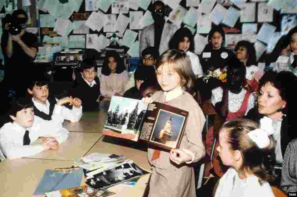 Личова показує фотографії радянських пам’яток американським школярам. Її тур по США відбувся після широко розрекламованого візиту американської школярки Саманти Сміт у Радянський Союз у 1983 році. Сміт загинула в авіакатастрофі в 1985 році, а Личова зникла з суспільного життя. Спроба російських журналістів знайти її в 2016 році була марною