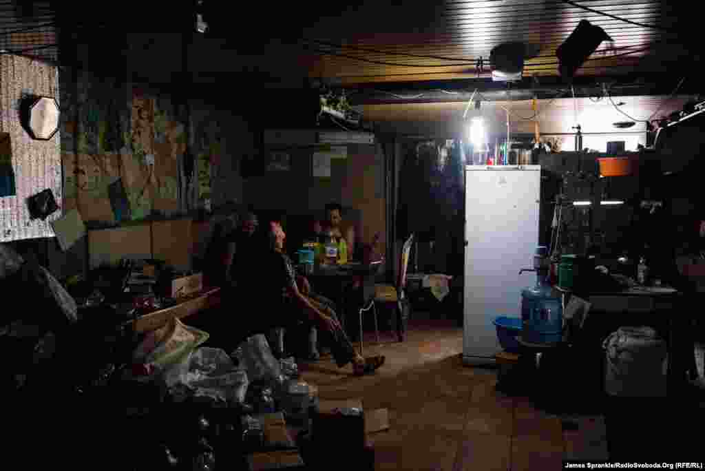 Гараж елітного будинку, який 93-я бригада перетворила на кухню, їдальню та сховище  