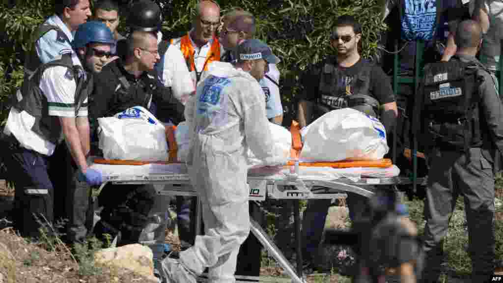 Рятувальники евакуюють тіло ізраїльтянина, вбитого палестинською ракетою в місті Кір’ят-Малахі на півдні країни 15 листопада 2012 року