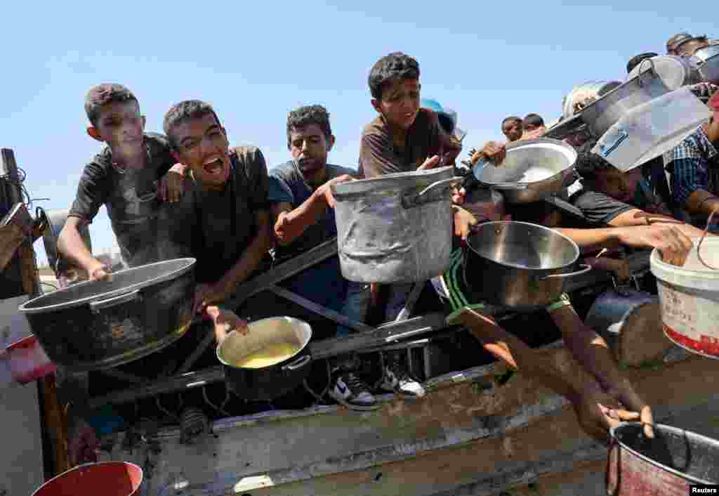 Palestinci čekaju hranu iz dobrotvorne kuhinje, usred krize gladi, u gradu Gazi, 24. jula 2025.